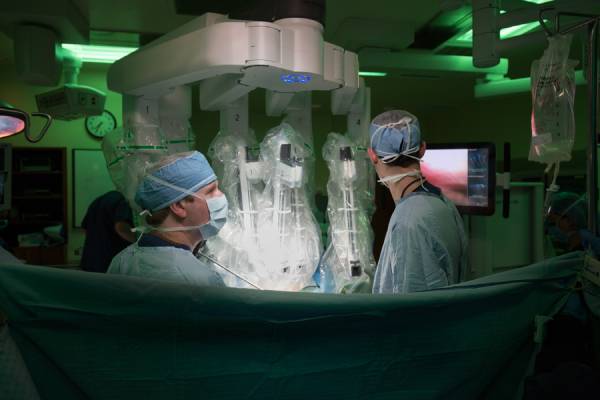 Robot to remove a tumor